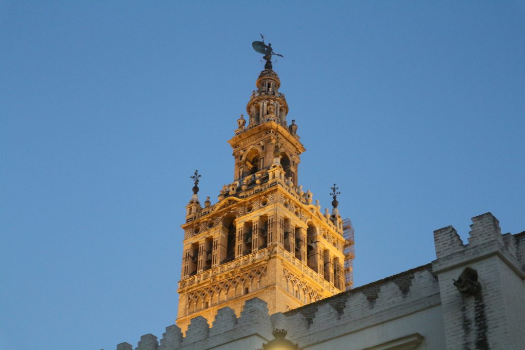 Sevilla es voz templada de azufre -Canciones sobre Sevilla-