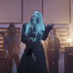 Lola Índigo celebra un año de la publicación de «Akelarre» con una versión muy especial.