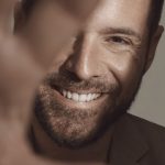 Pablo López, le canta a la vida en “Mariposa”.