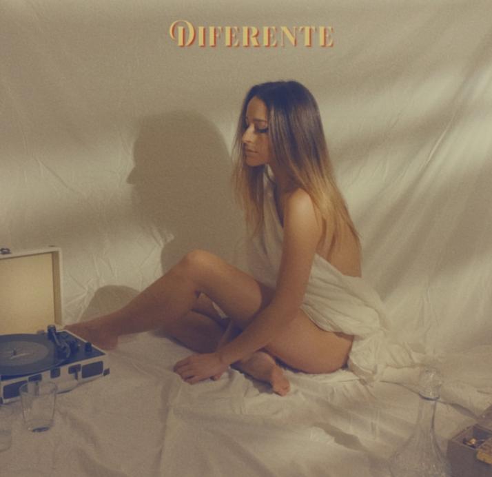 Belén Aguilera presenta «Diferente», verdad y belleza a partes iguales.