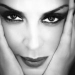 Mónica Naranjo regala a sus fans un libro muy especial.