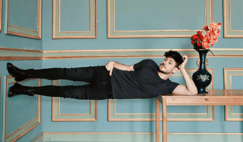 La más pura autenticidad de Cepeda reflejado en su nuevo disco “Con los pies en el suelo”.