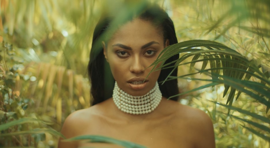 Nia arrasa con su nuevo tema «Malayerba».