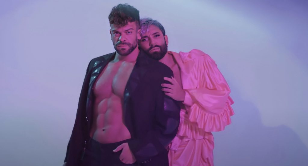 Ricky Merino y Conchita Wurst unen sus poderes en “Smalltown boy”.