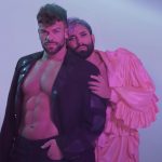 Ricky Merino y Conchita Wurst unen sus poderes en “Smalltown boy”.
