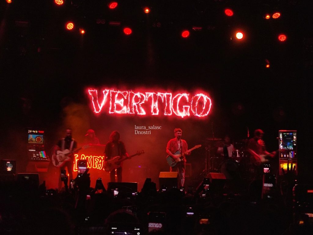 Dani Fernández se alía con la lluvia para dejar fluir emociones en su concierto en Madrid