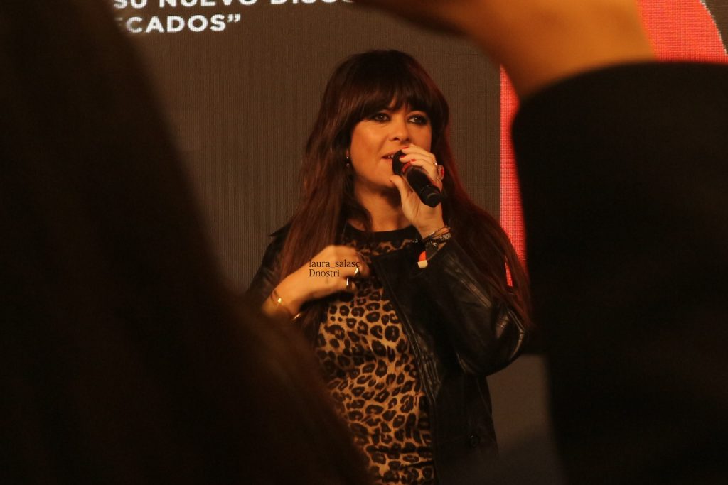 Firma de discos Placeres y Pecados Vanesa Martín