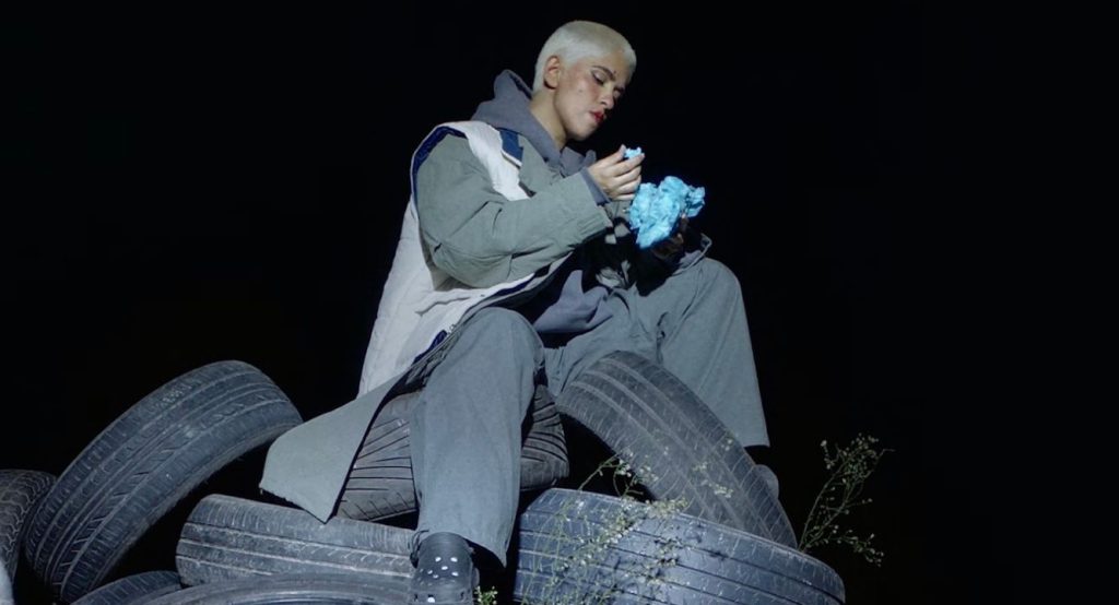 Anaju despliega un “Manto de Flores” junto a Mened