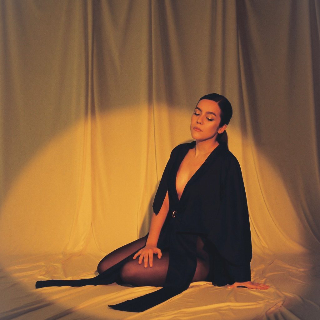 Valeria Castro vuelve a acertar con su canción “abril y mayo”