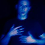 Cachín Selis invita a despedir a los demonios internos en “El Engaño”