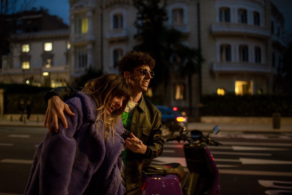 Los caminos de Chica Sobresalto y Veintiuno se vuelven a encontrar en “Poquita Cosa”