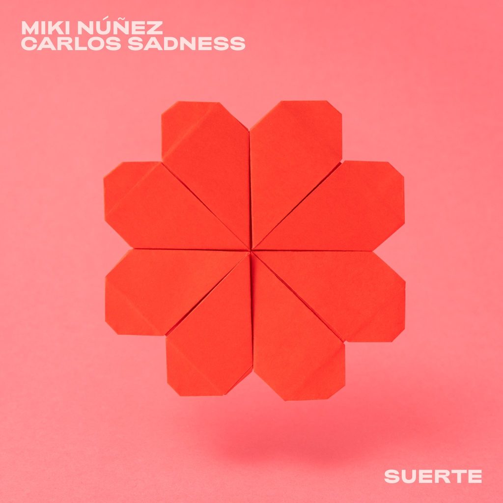 Miki Núñez y Carlos Sadness recargan nuestra positividad con “Suerte”