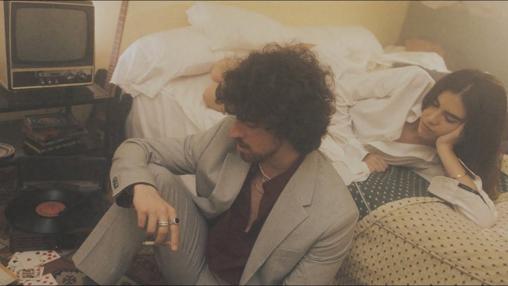 Alex Wall narra la historia de un corazón roto en “Antinirvana”