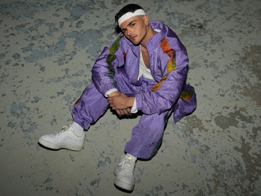 Abraham Mateo saca músculo en “Maníaca”