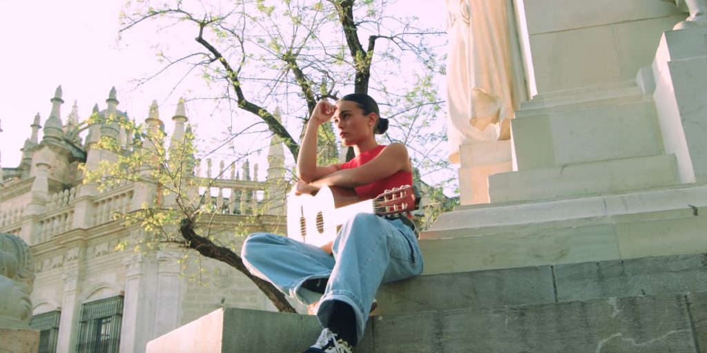 Marta Santos le canta a su amor por Sevilla en ‘Algo Sencillito’