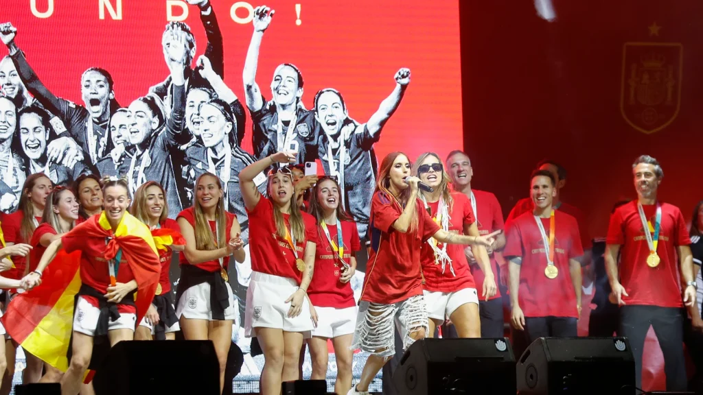 Vicco celebra la estrella con las CAMPEONAS DEL MUNDO del fútbol femenino