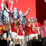 Vicco celebra la estrella con las CAMPEONAS DEL MUNDO del fútbol femenino