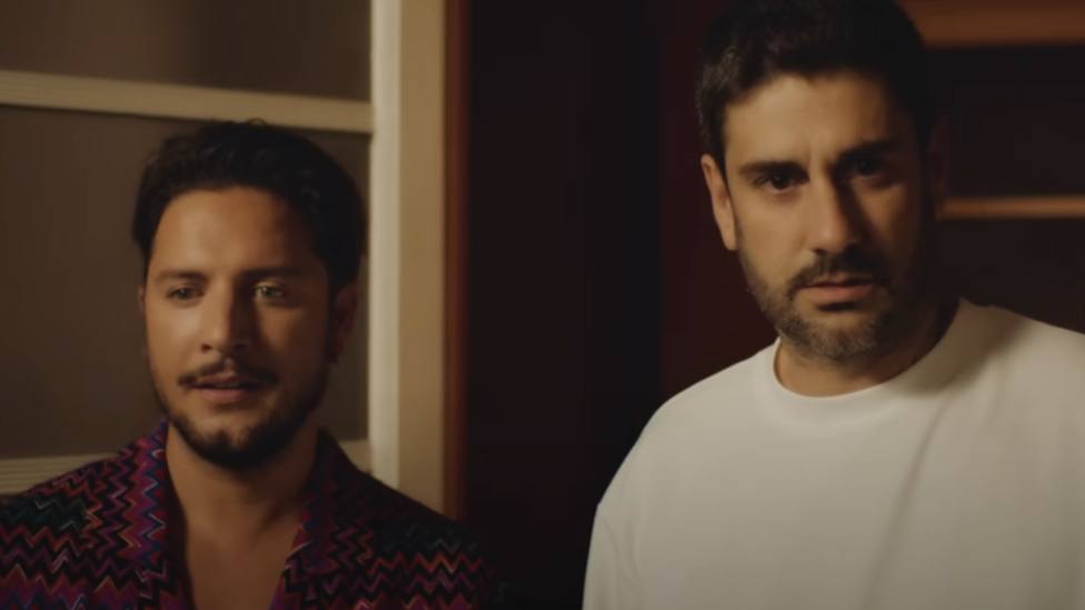 Melendi y Manuel Carrasco abrazan el pasado “Con la luna llena”