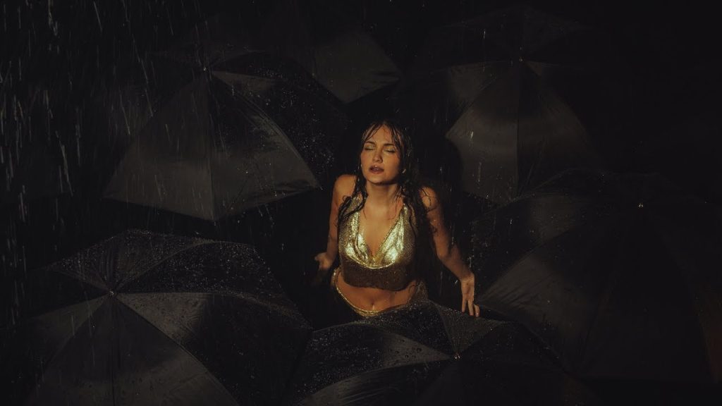 Sofía Martín se empodera en “Tan Cerquita”