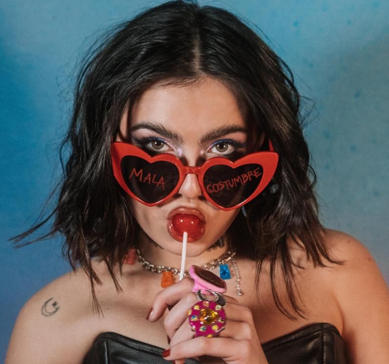 Chiara Oliver no decepciona con “mala costumbre”