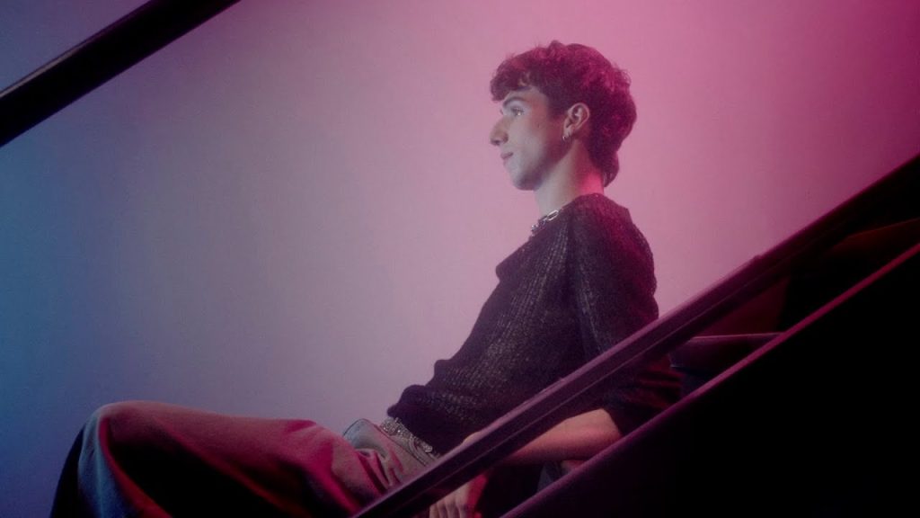 Álvaro Mayo explota con “MIS NENAS”