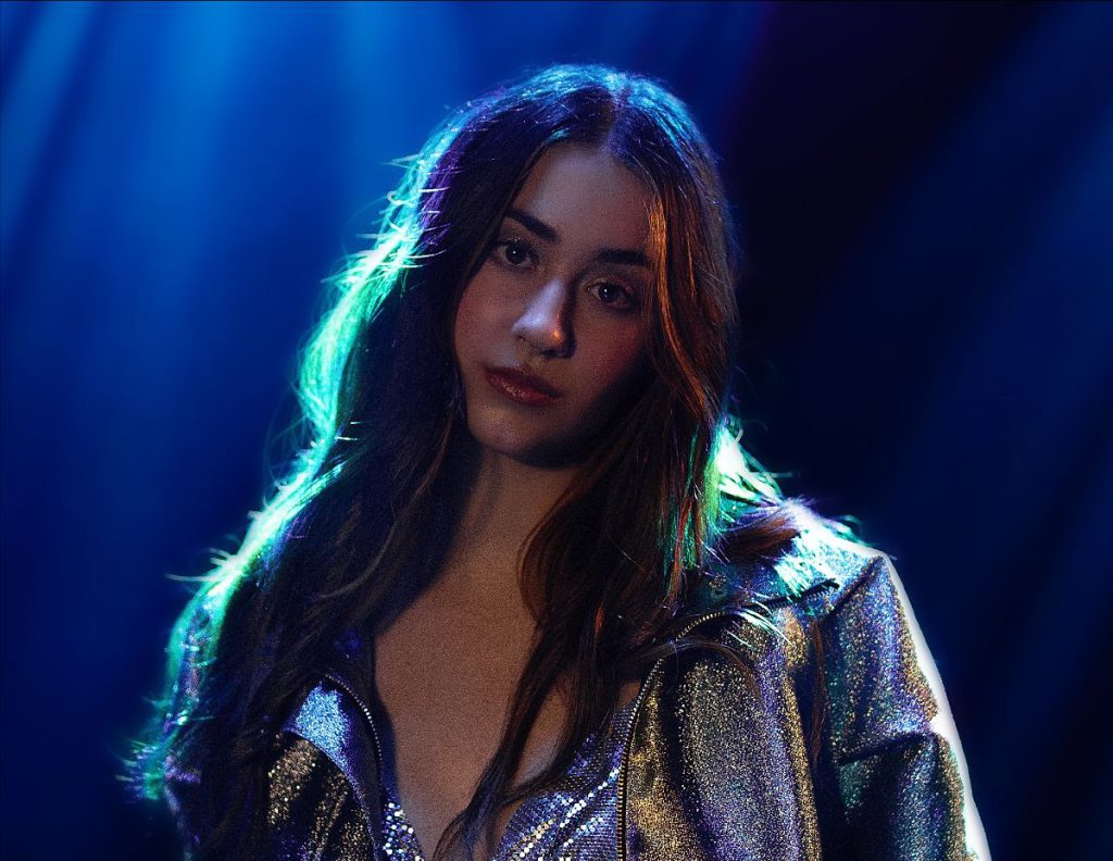 Lu Decker nos llena de felicidad con “Solo quiero bailar”
