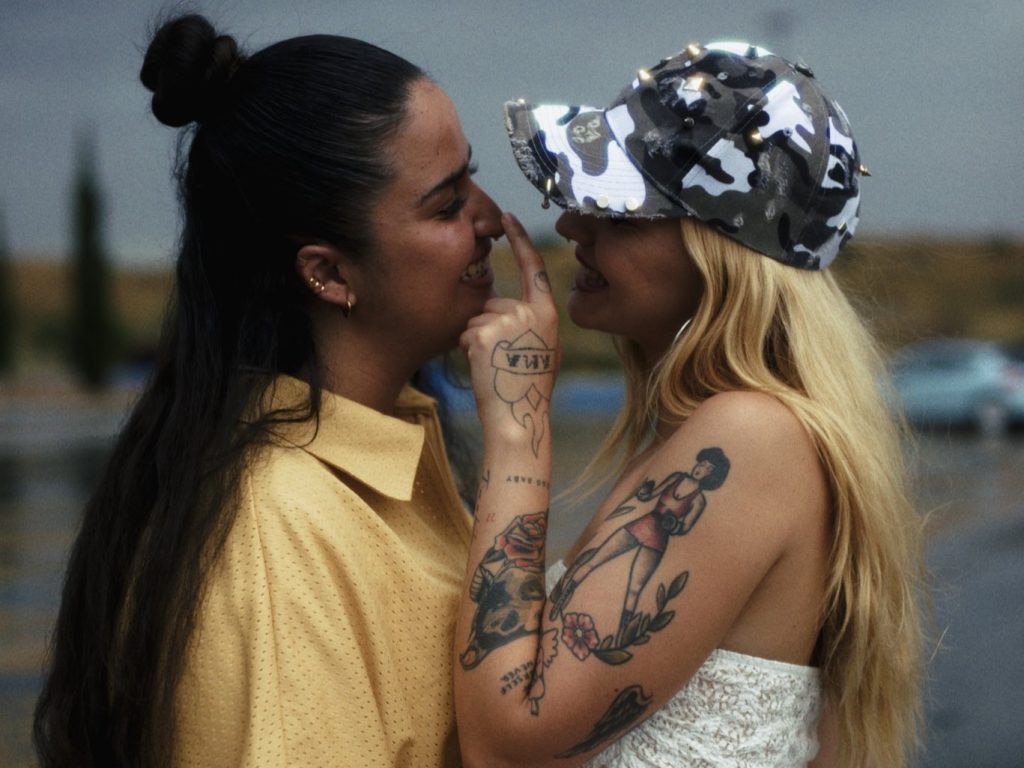 Salma apuesta por nuevos ritmos en “Oliendo tu perfume”