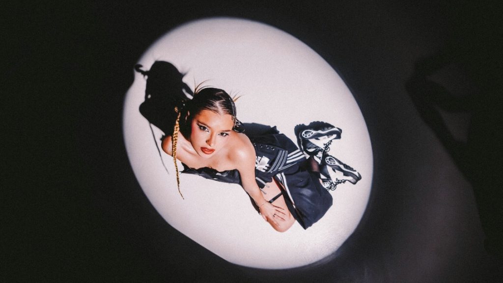 Denna continúa firme con “Replay”