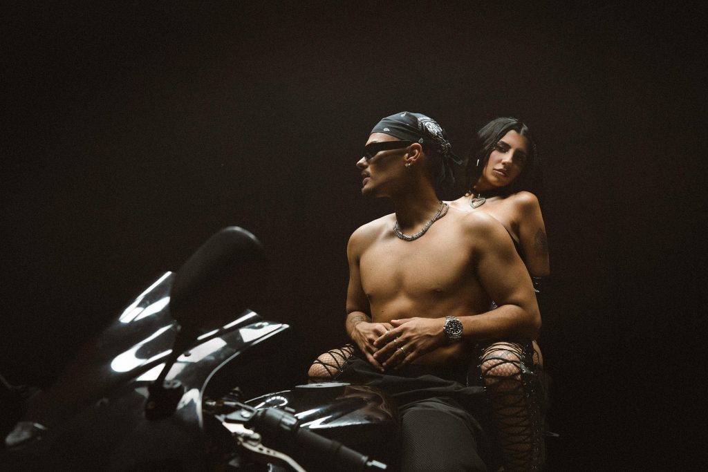 Abraham Mateo y Naiara se complementan a la perfección en “Tienes que saber”