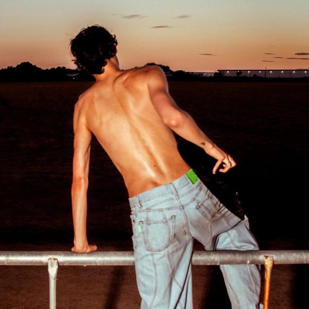 Mayo continúa cabalgando hacia el futuro con “Lejos (Cap. 1)”