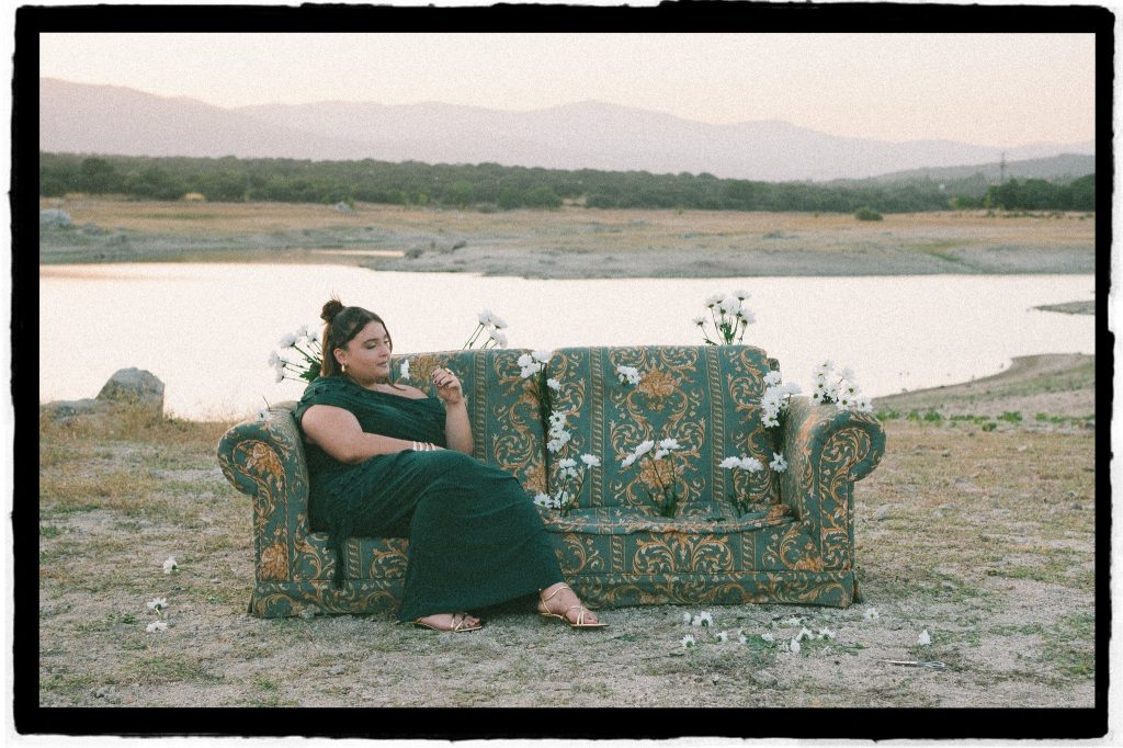 Bea Fernández nos rompe el corazón con “Margaritas En Tu Pelo”