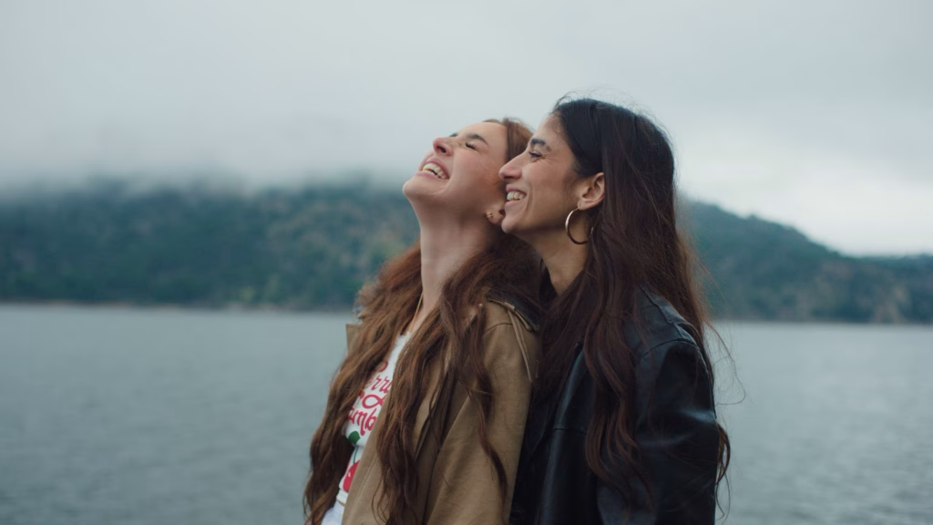 Lola Índigo y Carolina Yuste nos enamoran en el videoclip de “Q SOMOS?”