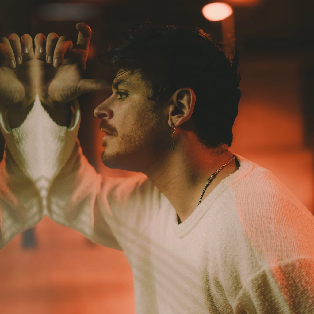 Cepeda resalta la belleza de los pequeños detalles en “326 pestañas”