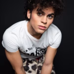 DANIEL DA SILVA irrumpe en la escena artística con “Bailando en la Luna” y su espectacular videoclip hecho con IA