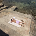 Izan Llunas y su perfecta apuesta para el verano con “para qué más?”