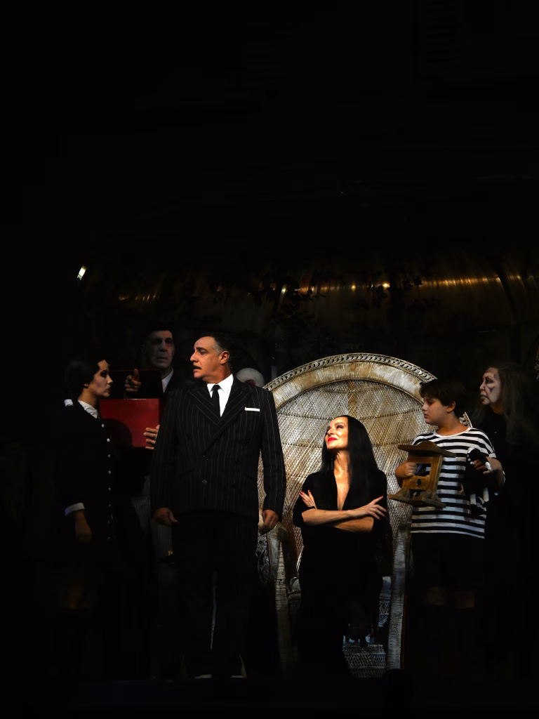 La Familia Addams: el musical que reinventa con grandiosidad un clásico